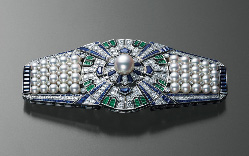 In 1937 the Yaguruma, a sash clip with interchangeable settings in 12 different forms, attracts crowds at the Paris Expo. Its unique design is a breakthrough in multi-functional jewellery. Sold in Paris, it disappears from public view, then reappears at an auction in New York in 1989. It is purchased by Mikimoto Pearl Island where it remains today.
